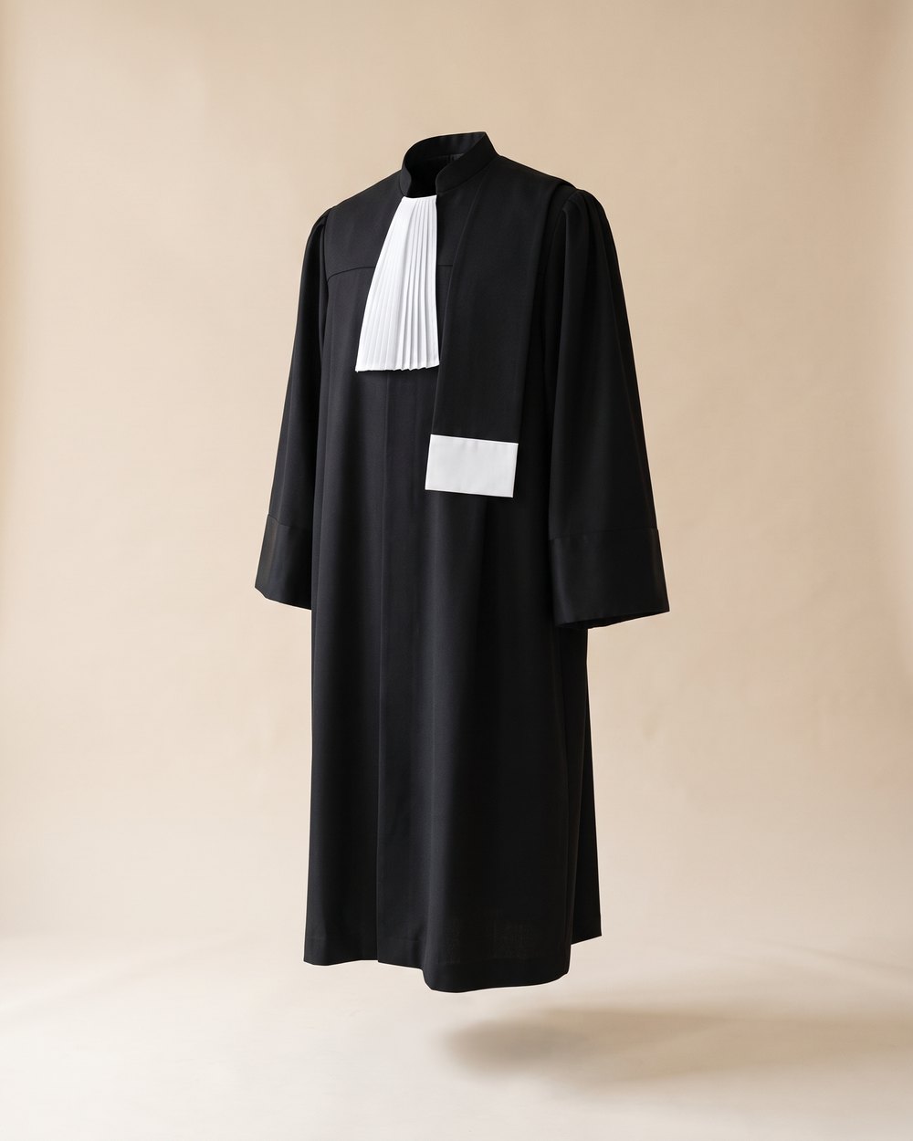 Roba de avocat neagra cu baveta alba si etola alba, vedere din fata